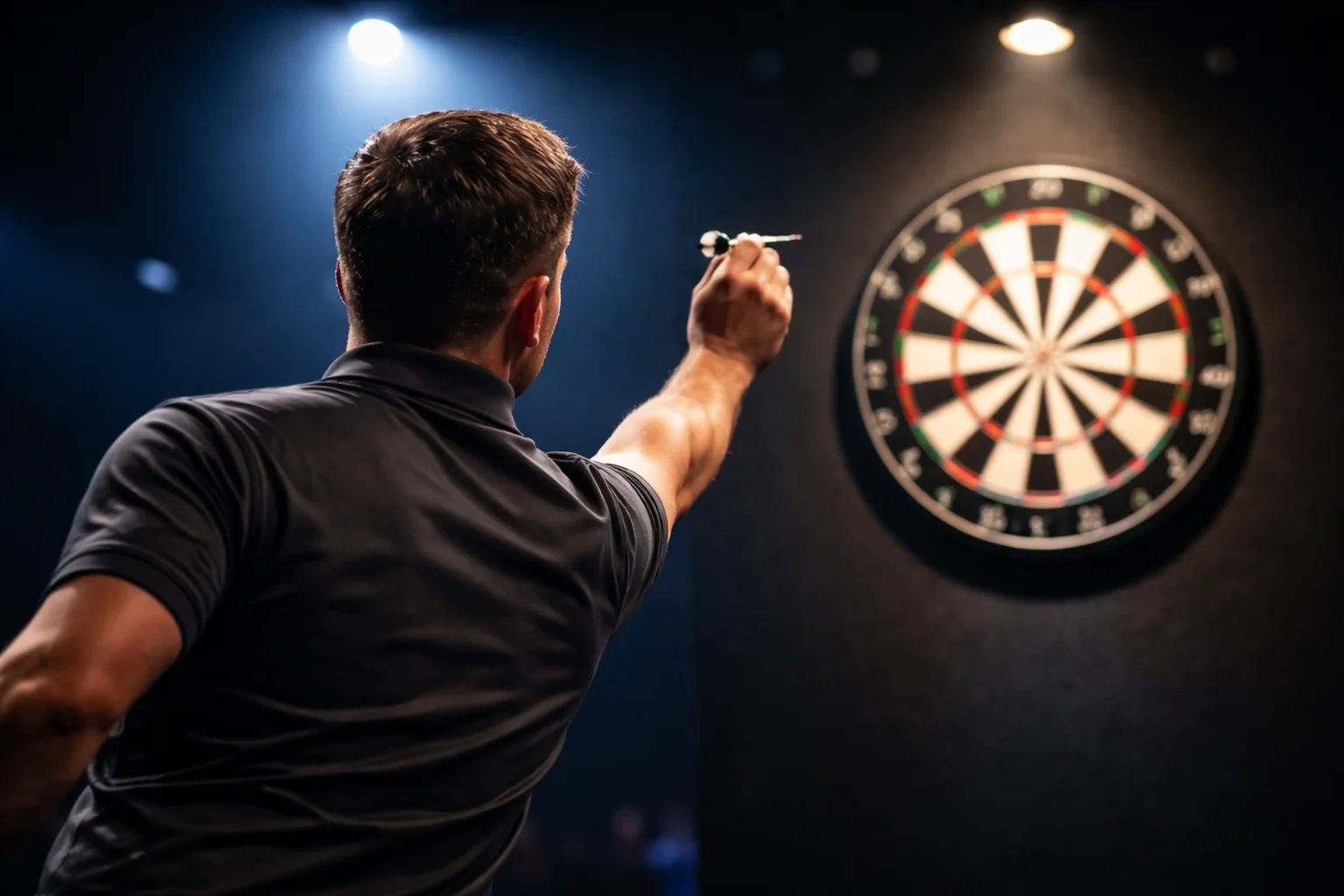 Darts-Spieler wirft einen Pfeil auf die Dartscheibe bei einem professionellen Turnier unter Bühnenlicht